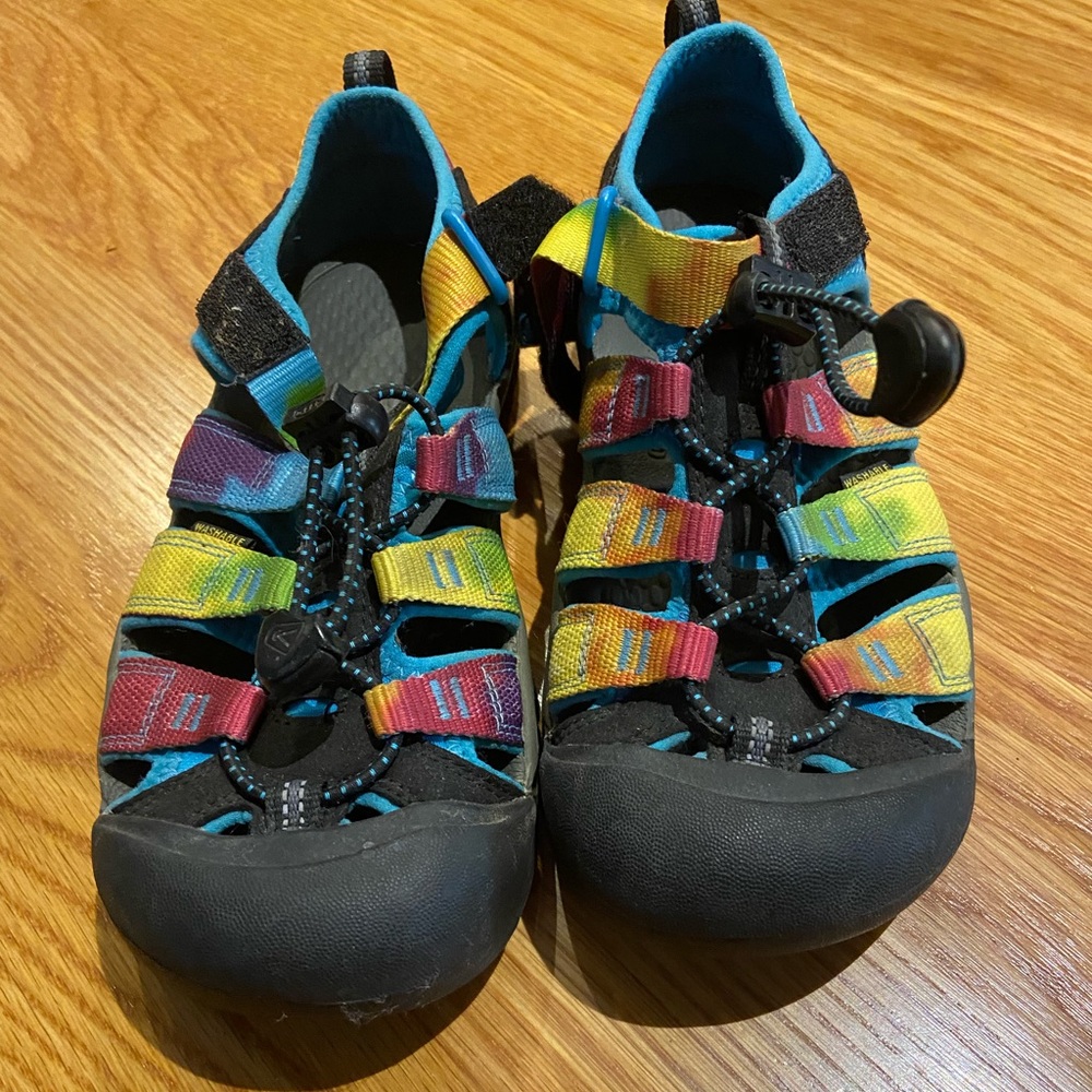 Keen youth tie dye sandals.
